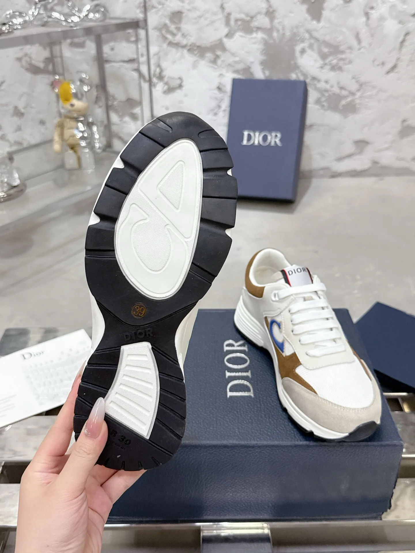 Men's men's shoes💰580💰 Dior Dior's latest color matching B30 series dad sneakers original 17960💰 purchased for development and production Brand new B30 sneakers Dad Shoes style shoes that follow the trend of the retro market The Dior logo on the tongue also indicates that this pair of shoes is the B30 model! B30 uses fine-textured leather and mesh cloth materials to form a shoe body. There are conspicuous letters CD on both sides of the shoe body to indicate identity. Many lines on the shoe body outline details to make the shoes look less monotonous and full of retro flavor. The delivery counter is exquisitely packaged🛍📦 ▪️Fabric: Original customized technical fabric + mesh ▪️Inner lining: Customized breathable lining ▪️Outsole: Original molded IP foam + TPU outsole ▪️Sole thickness: 3.5CM ▪️Size: Men's size 39-46 (Male size 38.45.46 customized)